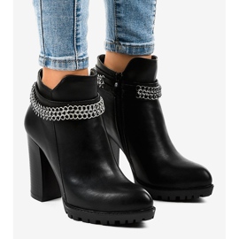 Černé boty na sloupku s řetízkem 13X992-51A černý