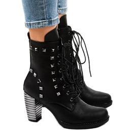 Černé kotníkové boty s cvočky F117 černá