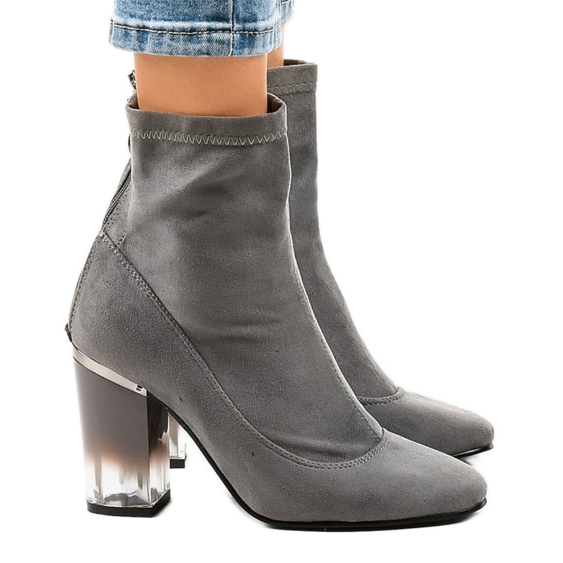 Šedé semišové boty na sloupku H8-93 šedá