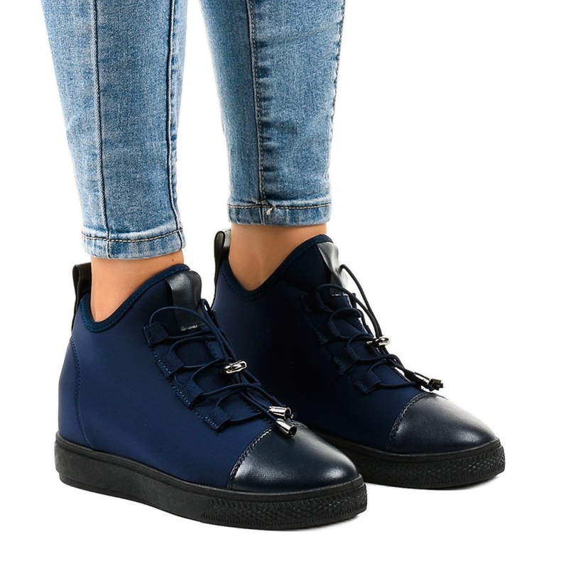 Tmavě modré, izolované vysoké tenisky s klínkem XY-35 námořnická modrá