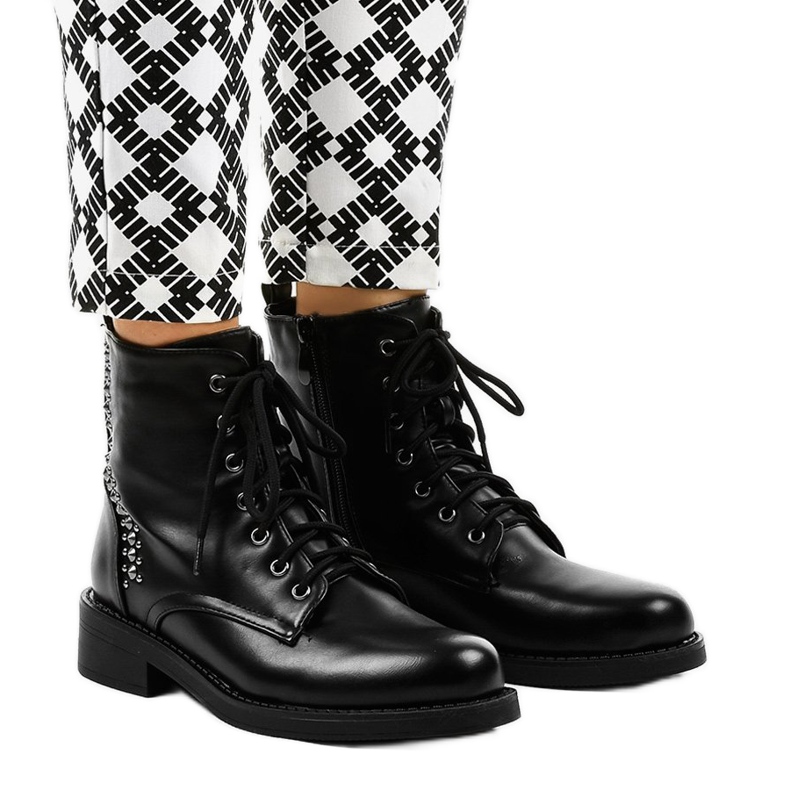 Černé ploché dámské kozačky s cvočky BM163 černá