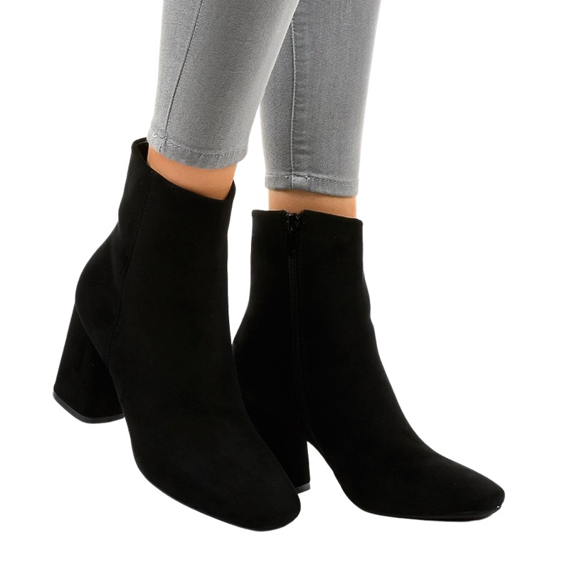 Černé semišové kotníkové boty na sloupku 3486 černá