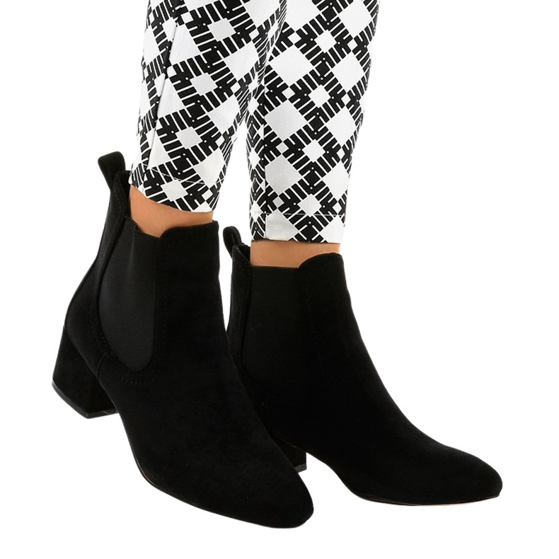 Černé kotníkové boty s elastickým 8012-PA černá