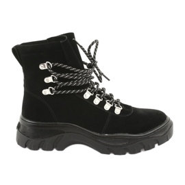 Černí lovci přivázali Sergio Leone TR729 černý