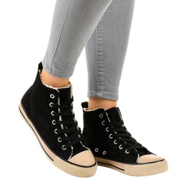 Černé izolované tenisky T-040 černý