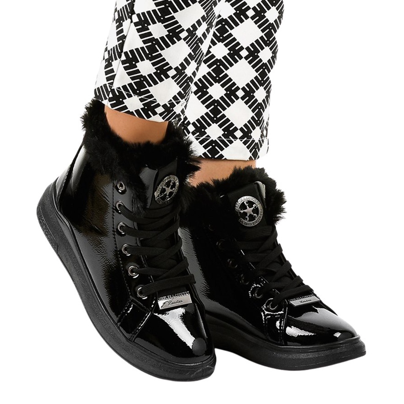 Teplé černé lakované tenisky TL135-6 černá