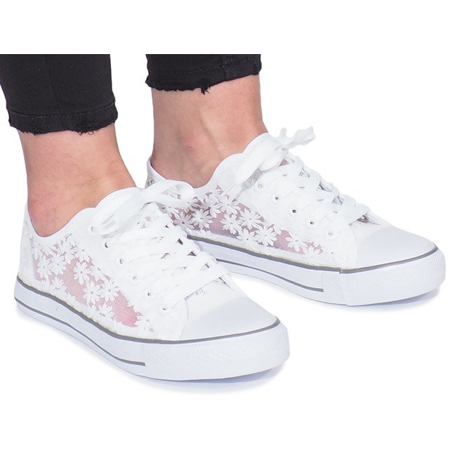 Zapůsobte na béžové prolamované tenisky bílý