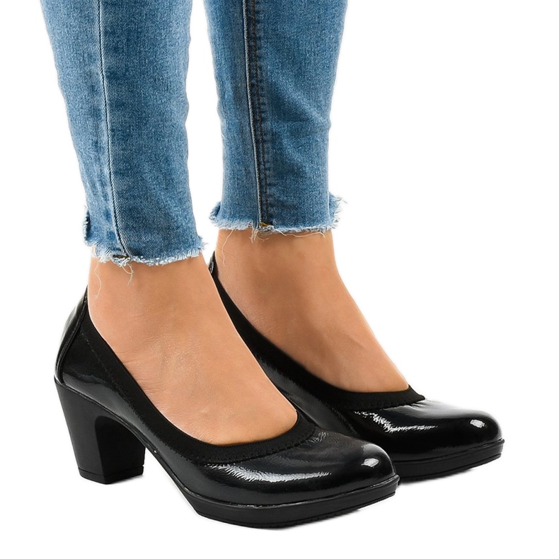 Černě lakované lodičky na pilíři 579-2 černá