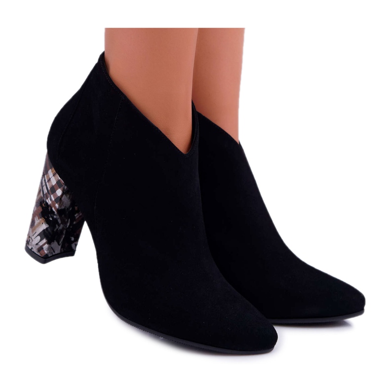 Černé elegantní semišové boty na tyči Laura Messi 2047 černá