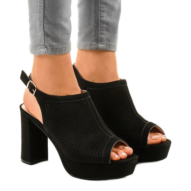 Černé sandály na podpatku s otevřenou prací 9R82 černá