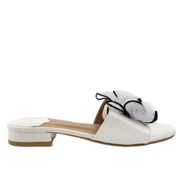 Bílé pantofle s mašlí na patě XH1021 bílý