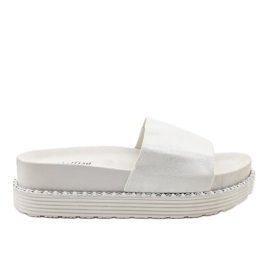 Bílé pantofle na silné podrážce, brokátový semiš TL3808 bílý