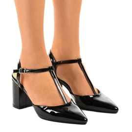 Černé lodičky na sloupku D85-17 černý