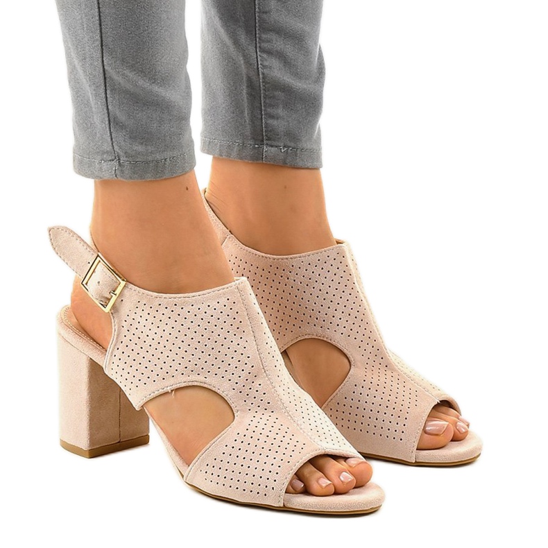 Béžové prolamované sandály střihu 99-33A béžový