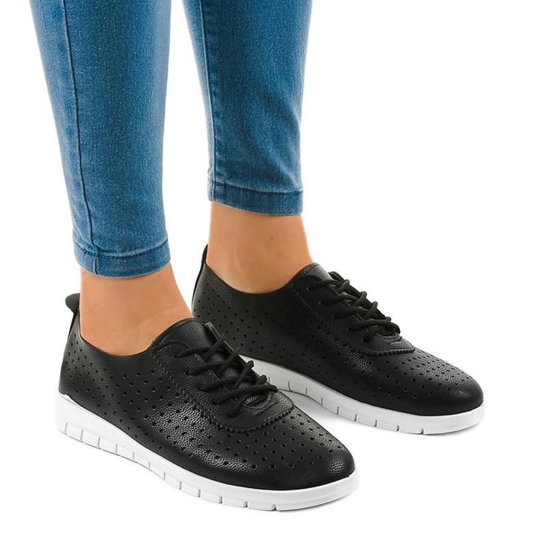 Černé prolamované tenisky JH701-1 černá