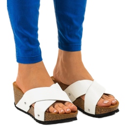 Bílé sandály na klínku na podpatku GU53 bílý Bílé sandály na klínku na podpatku GU53 bílý