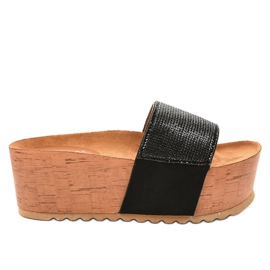 Černé pantofle na platformě 77-99 černý