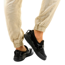 Černá nazouvací sportovní obuv B120