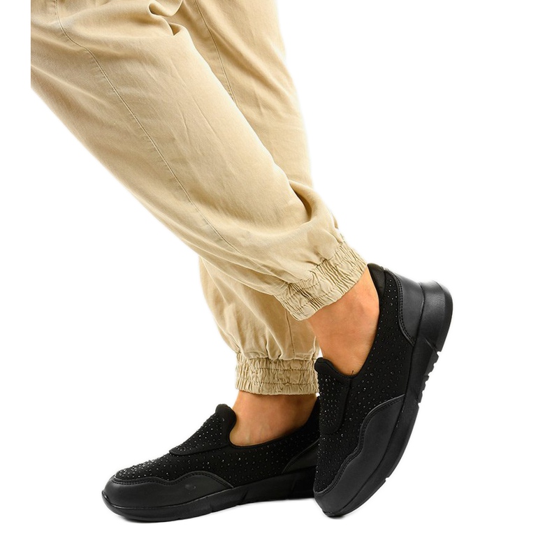 Černá nazouvací sportovní obuv B84 Černá nazouvací sportovní obuv B84