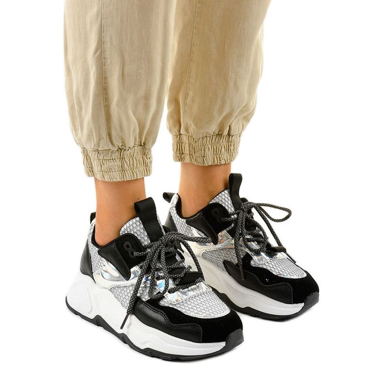 Bílé sportovní tenisky s černými vložkami RAL-63 černá Bílé sportovní tenisky s černými vložkami RAL-63 černá