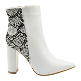 Bílé boty na sloupku Shyvia bílý