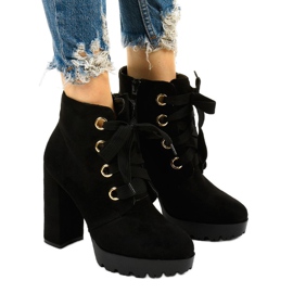 Černé kotníkové boty z eko semiše Athlis černá Černé kotníkové boty z eko semiše Athlis černá