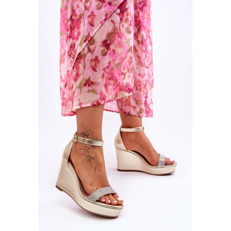 WD1 Módní kožené sandály na klínu Golden Arwen zlatý 1