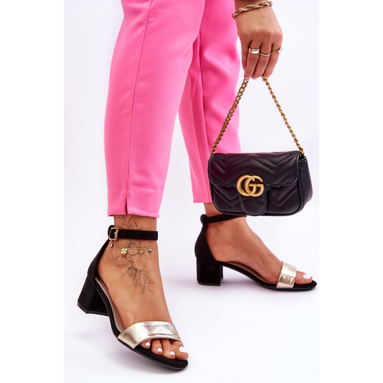 Pohodlné černé a zlaté sandály na nízkém podpatku Layna černá 1