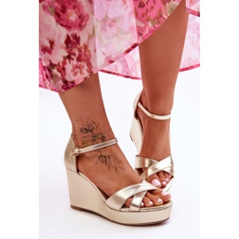 Klasické kožené sandály na klínu Golden Givana zlatý 1