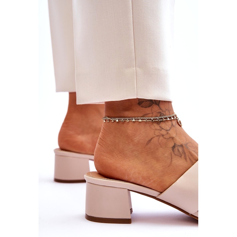 Klasické béžové kožené žabky na nízkém podpatku béžový 4