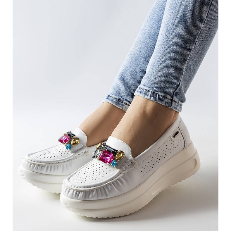 Bílé mokasíny s krystaly od Gisella bílý 1