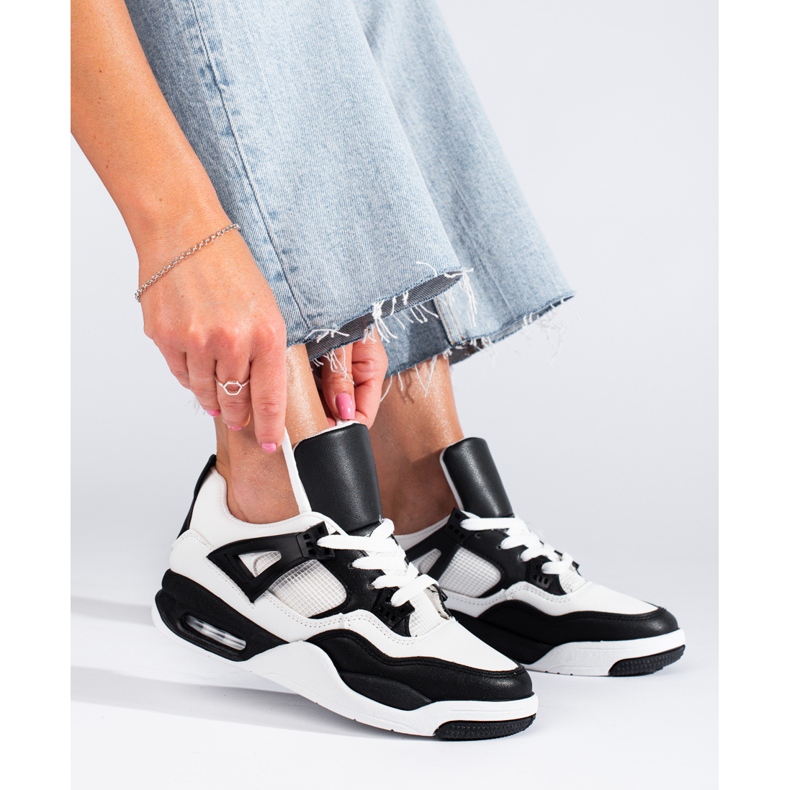 Černobílé tenisky se silnou podrážkou od Shelovet černá 1