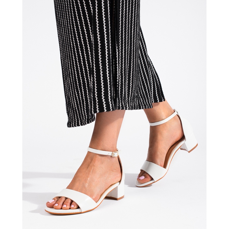 Klasické elegantní dámské sandály Shelovet na nízkém podpatku bílý 1