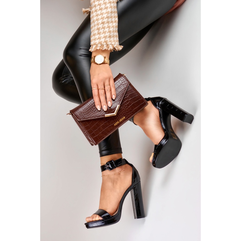 Černé lakované sandály na vysokém podpatku černá 2