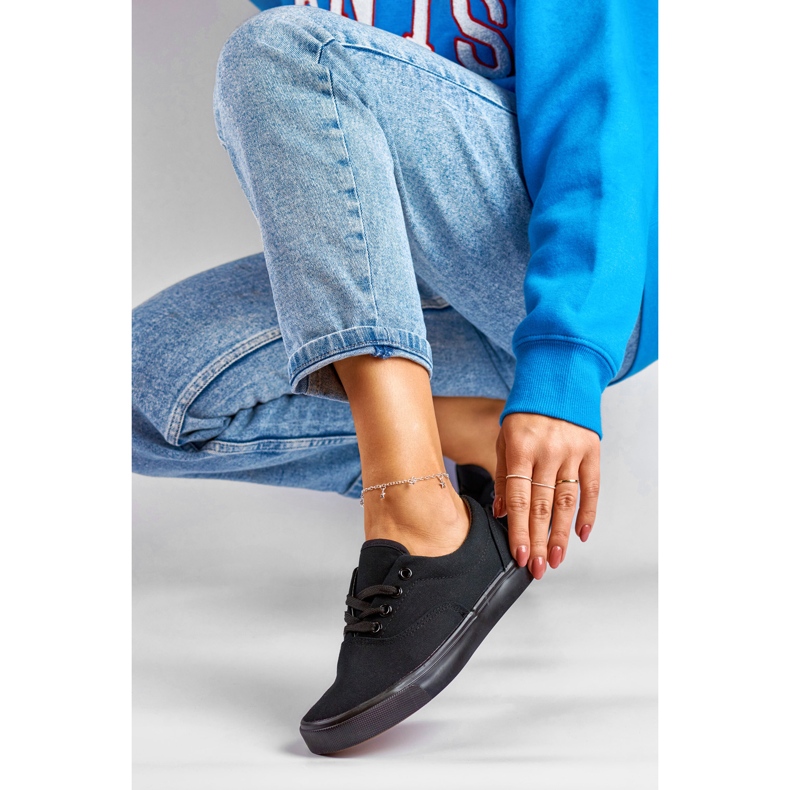 Klasické dámské tenisky s černou podrážkou černá 1