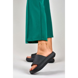 Pohodlné černé dámské pantofle vyrobené z pěny černá 2