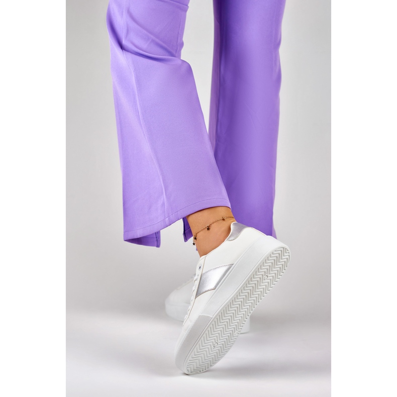 Dámské bílé tenisky na platformě se stříbrným doplňkem bílý 1 Dámské bílé tenisky na platformě se stříbrným doplňkem bílý 1