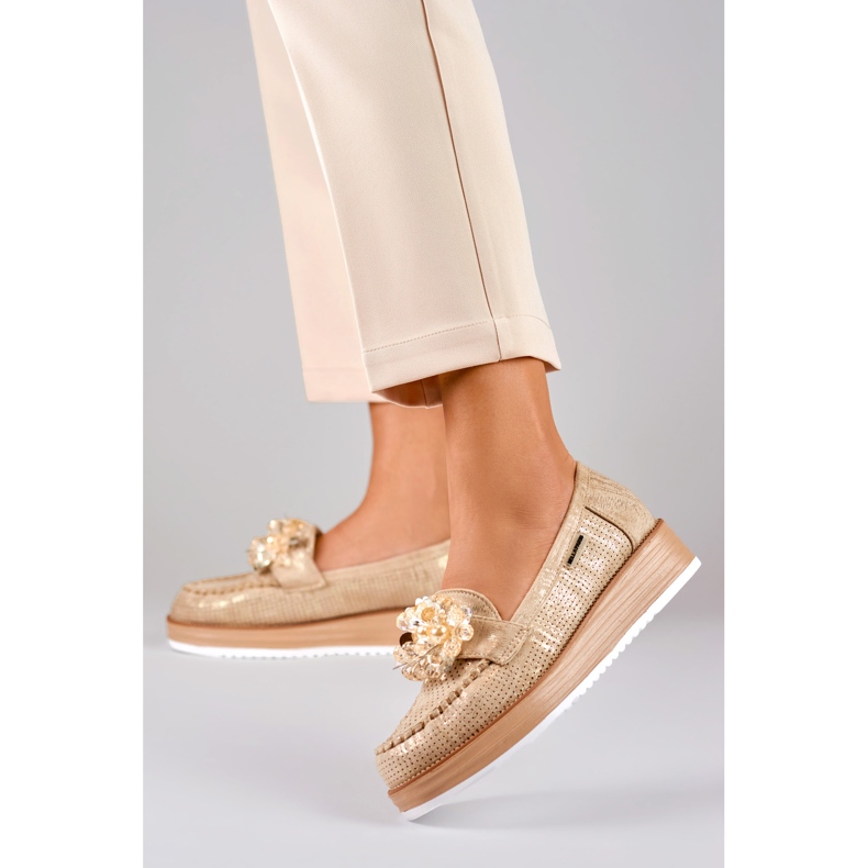 Prolamované boty na platformě s ozdobou béžový 2