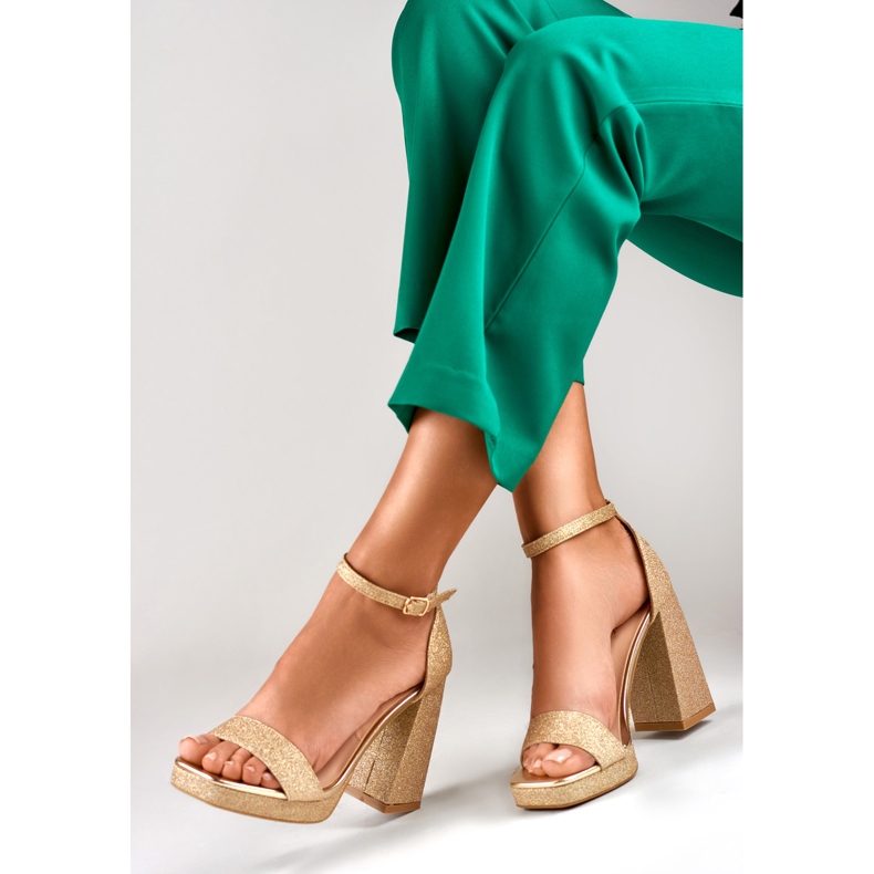 Zlaté lesklé sandály na širokém vysokém podpatku zlatý 1