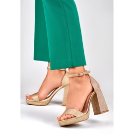 Zlaté lesklé sandály na širokém vysokém podpatku zlatý 2