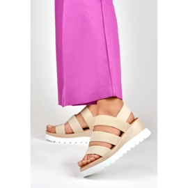 Béžové elastické sandály na nízké platformě béžový 2