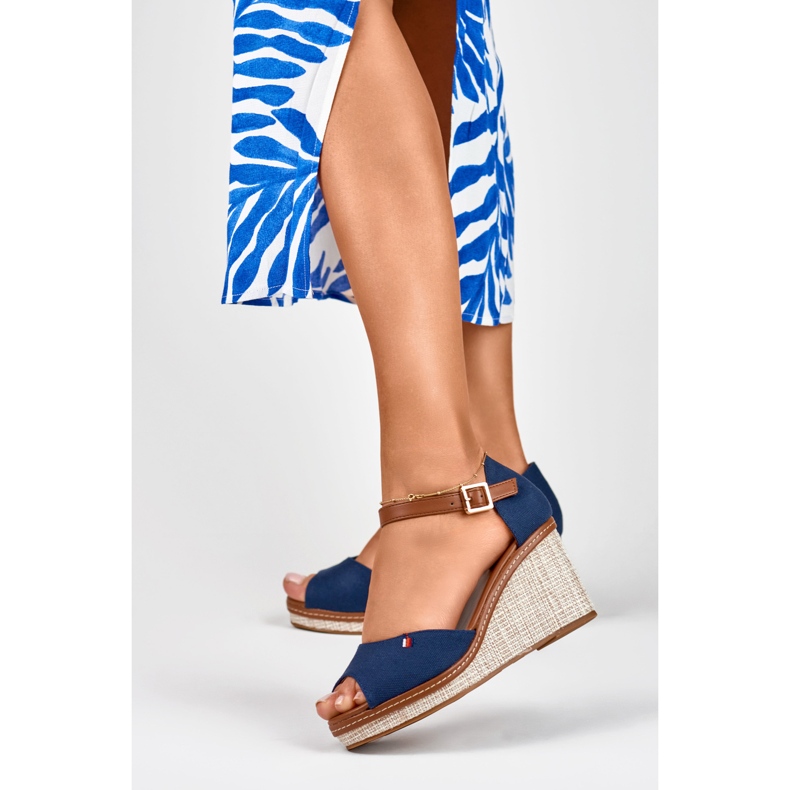 Dámské tmavě modré sandály na klínku značky Tomm modrý 2