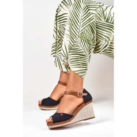 Černé dámské sandály na klínku značky Tomm černá 1 Černé dámské sandály na klínku značky Tomm černá 1