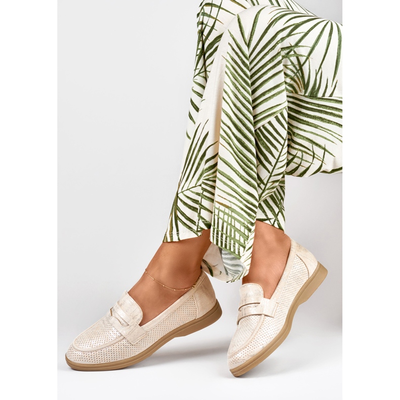 Dámské prolamované boty se stříbrným leskem béžový 2