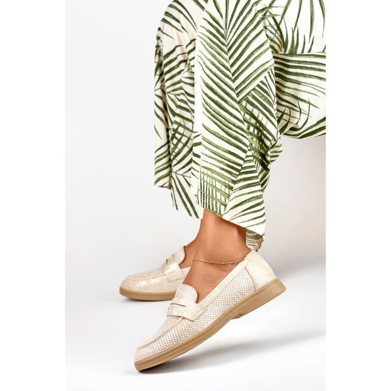 Dámské prolamované boty se stříbrným leskem béžový 1