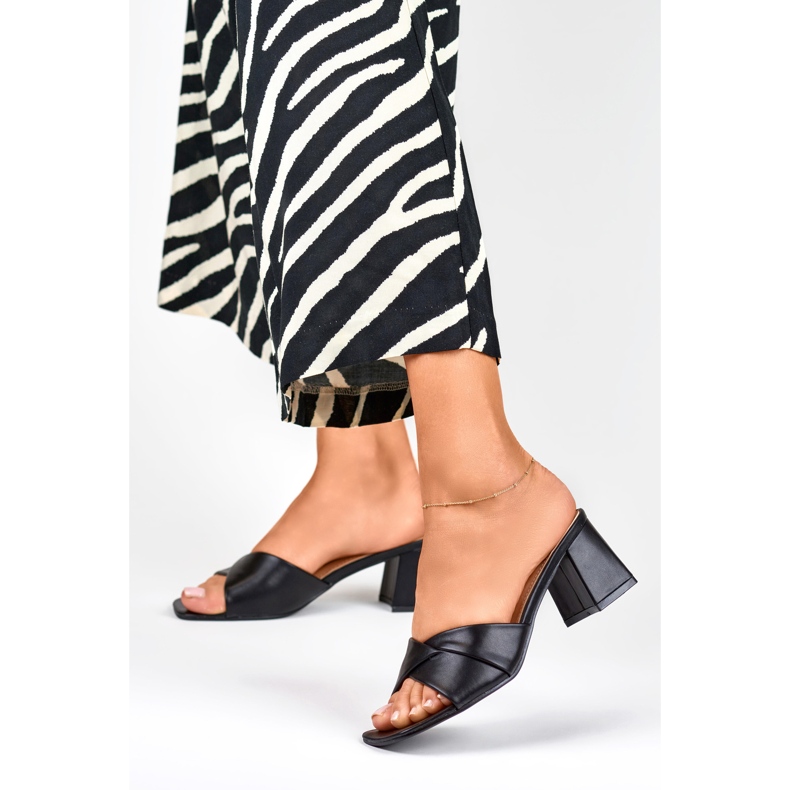 Dámské černé pantofle na nízkém podpatku černá 1