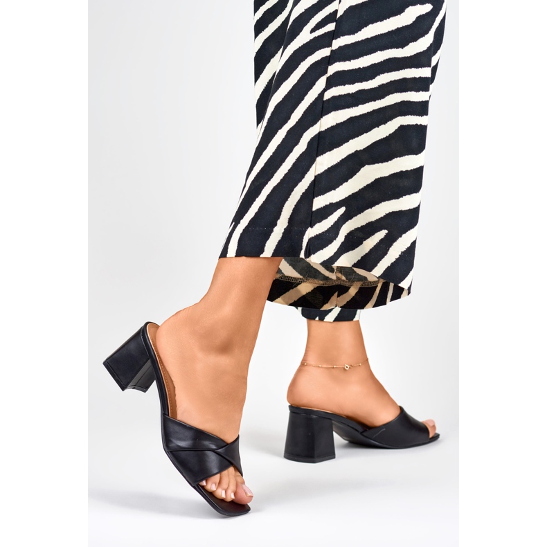 Dámské černé pantofle na nízkém podpatku černá 2