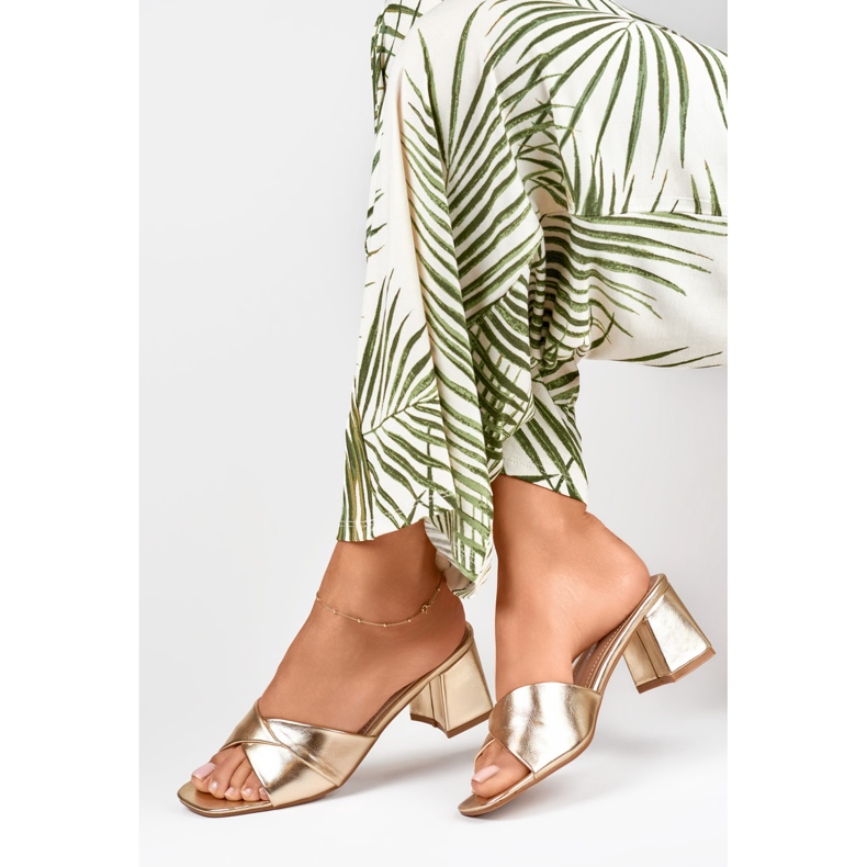 Dámské zlaté pantofle na nízkém podpatku zlatý 1