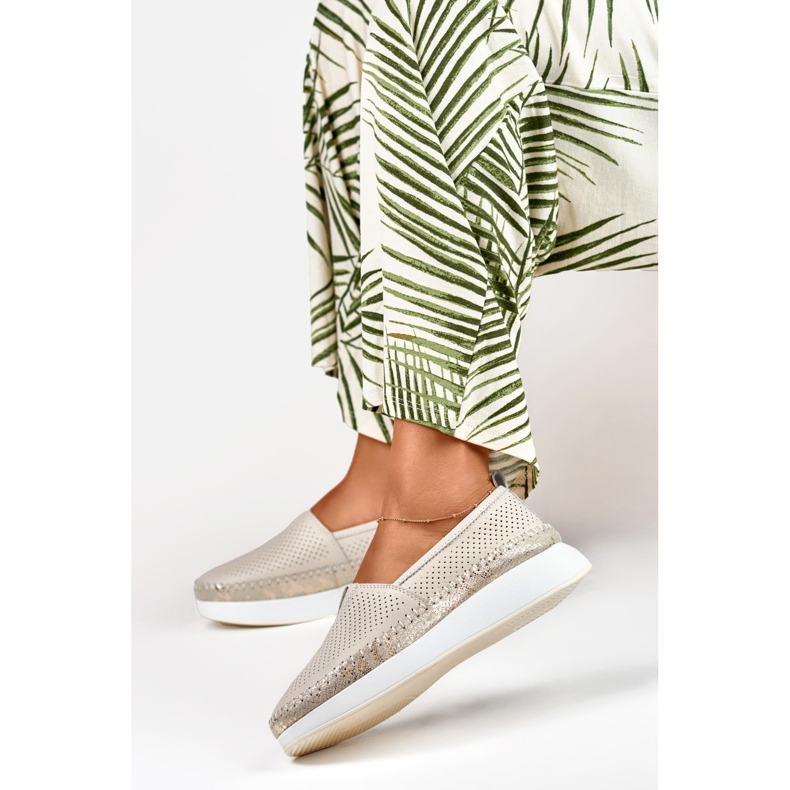 Dámské béžové prolamované kožené boty béžový 2