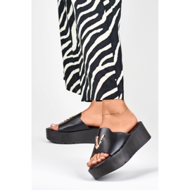 Dámské černé sandály na klínku se zlatým zdobením černá 2